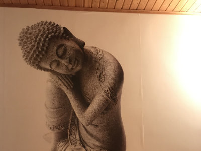 Buddha auf Tapete in Raumhöhe