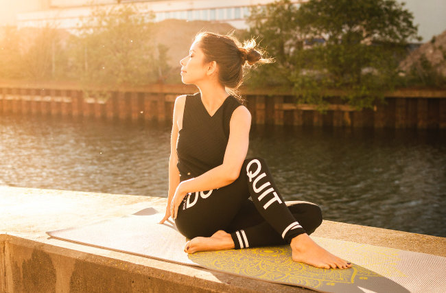 Warum Yoga gut tut | Frau streckt sich genüsslich zur Sonne